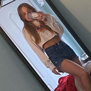 Crop White long sleeve graphic